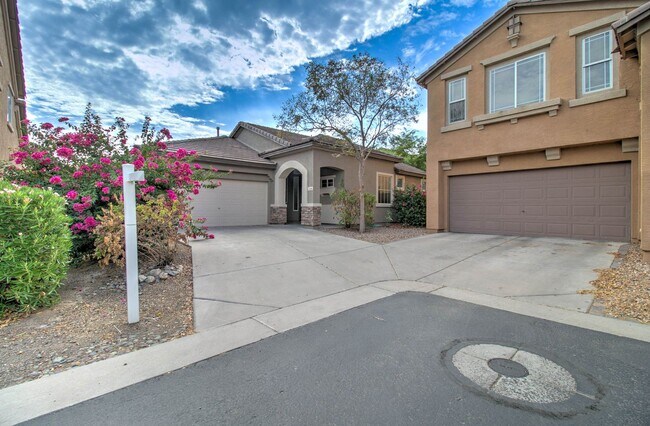 Foto del edificio - 3 Bedroom + 2 Bathroom + 2 Car Garage + Co...