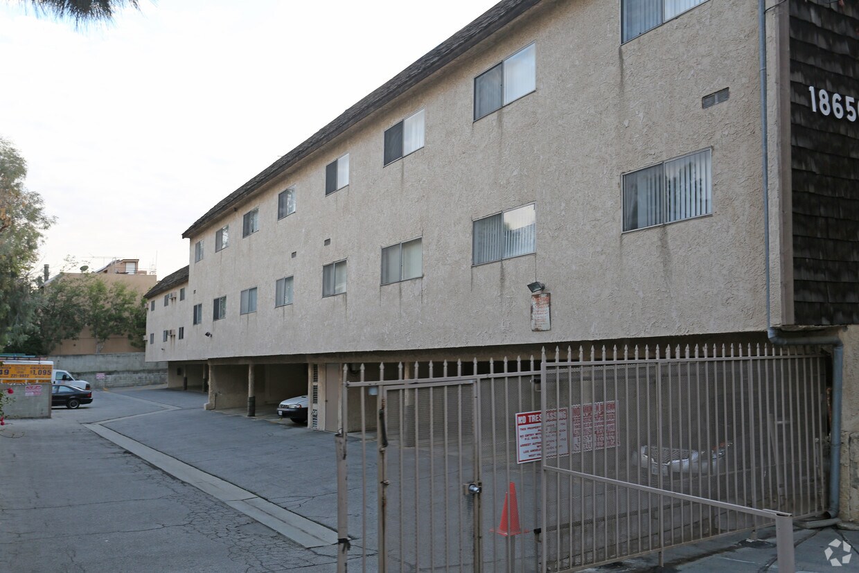 Edificio - 18650 Hatteras St