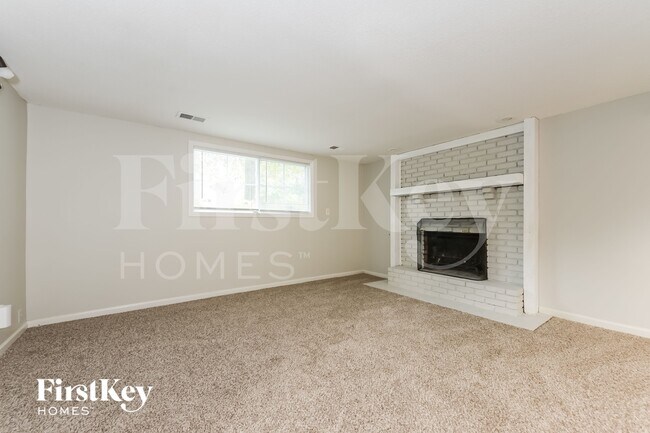 Foto del edificio - 5905 NW Whispering Oaks Ln