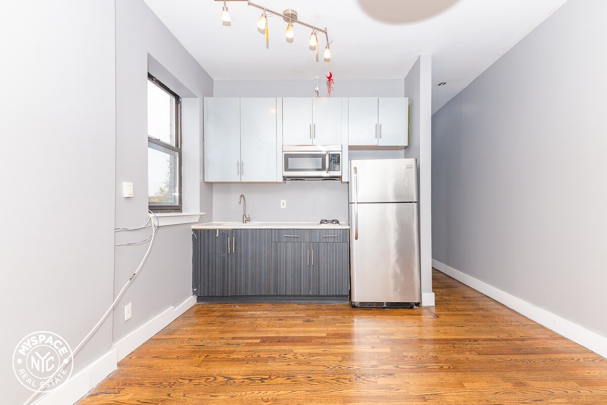 Primary Photo - 74 Eldert St