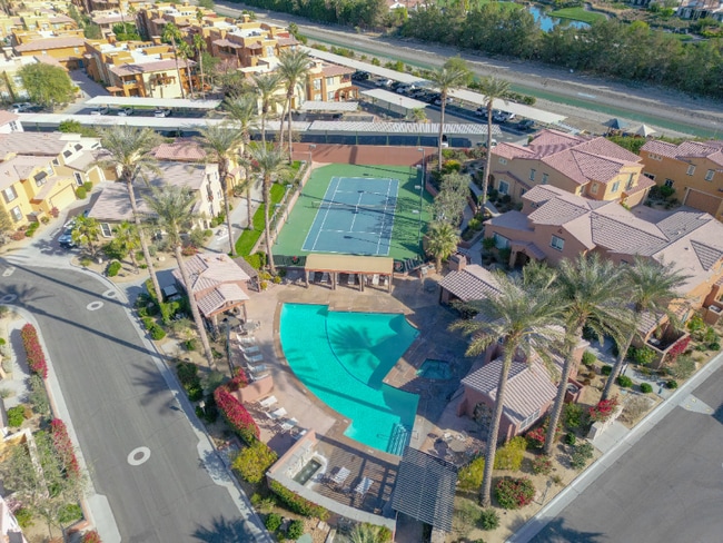 Foto del edificio - 52154 Rosewood Ln