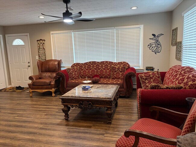 Foto del edificio - 2126 McGregor Ave