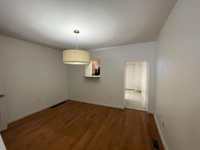 Building Photo - 1334 S Hicks St
