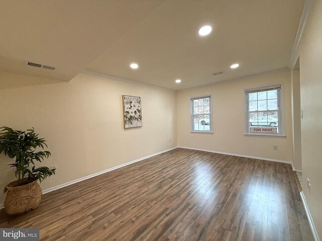 Foto del edificio - 5278 Lonsdale Dr