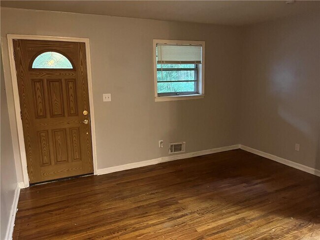 Building Photo - 841 Larkin Ln