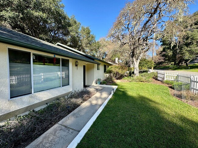 Building Photo - Beautiful 3 Bedroom 2 Bath Single Family H...
