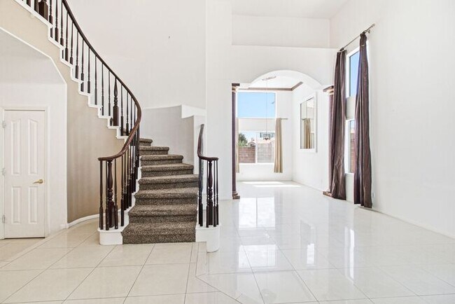 Foto del edificio - Spacious 4-Bedroom Home with Fireplace, 3-Car Garage & Great Backyard