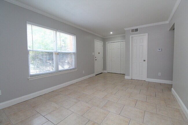 Building Photo - Updated Northeast Pensacola 3BR End-Unit Townhome Near UWF & Cordova Mall with Fresh Paint, New C...