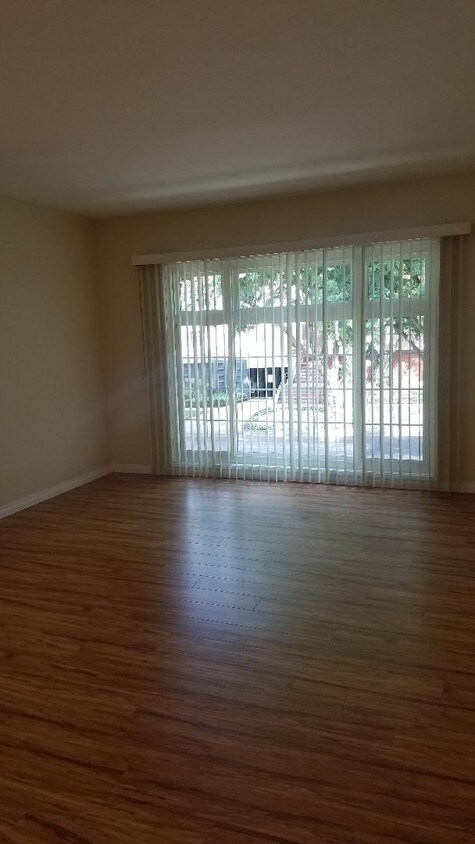 Primary Photo - 8206 De Longpre Ave