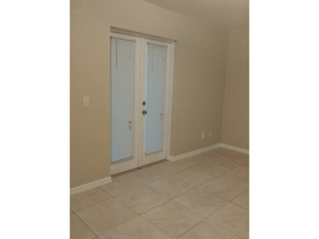 Building Photo - 2-bedroom 2 bath 2 duplex with garage!