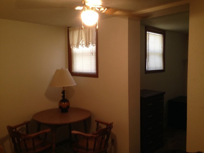 Building Photo - 408 N Mandan St