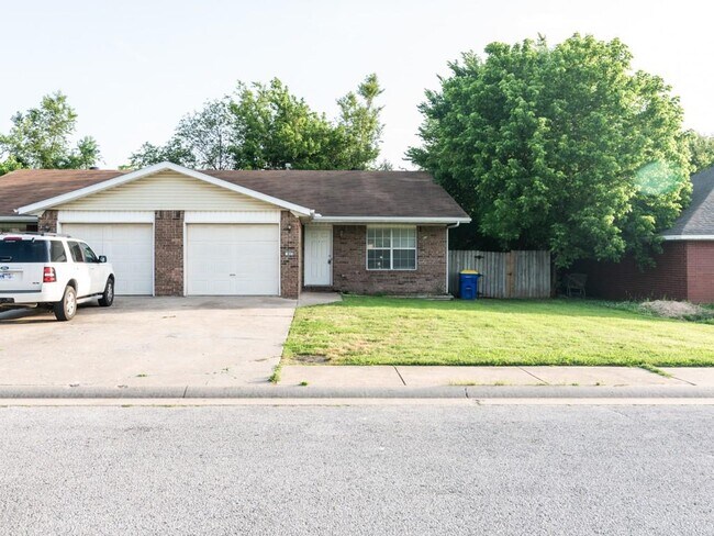 Building Photo - 803 E Glendale Ln