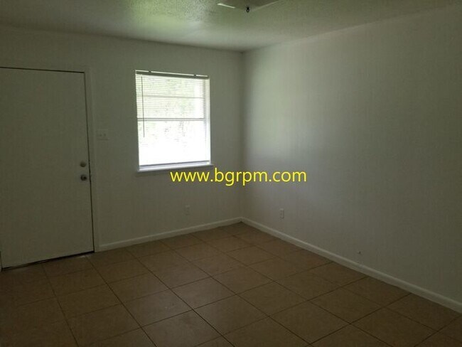 Building Photo - 2 BD, 1 BA, Duplex in Jacksonville