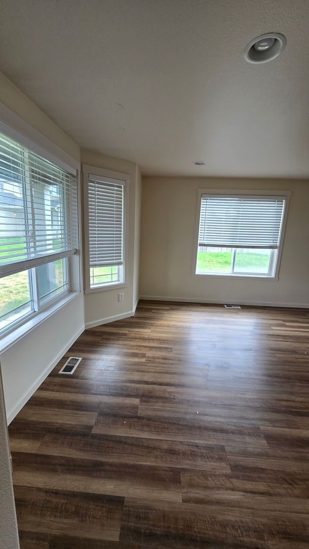 Building Photo - Recently Refinished Airway Heights 5 Bedro...