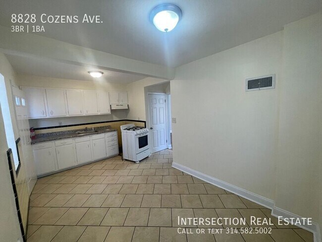 Foto del edificio - 8828 Cozens Ave