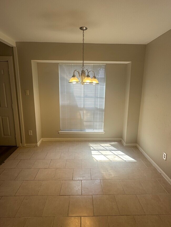 Foto del edificio - 403 Mistywood Dr