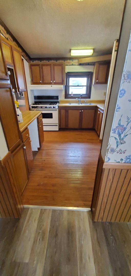 Building Photo - Huntington - 3 BR 2 Bath Home!