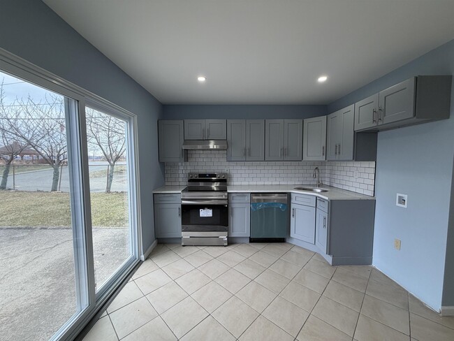 Building Photo - 14 Acorn Rd