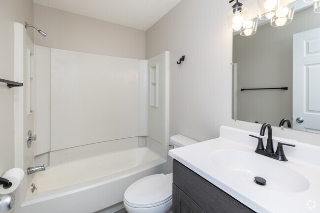 1BR, 1BA - 400SF - Bathroom - Heritage Square