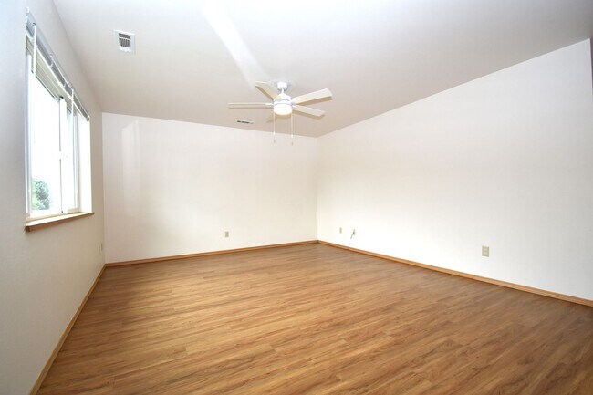 Foto del edificio - 3BD, 1BA Top Floor Unit