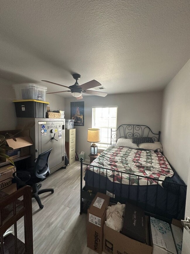Building Photo - Amazing Ground Level 2 Bedroom!