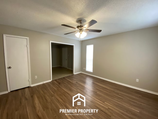 Building Photo - Spacious 3BR/2BA Home with Open Kitchen & Fenced Yard in Memphis