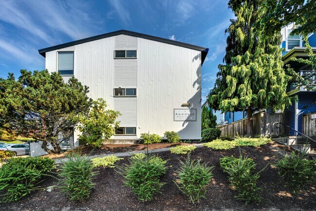 Building Photo - 4000 California Ave SW