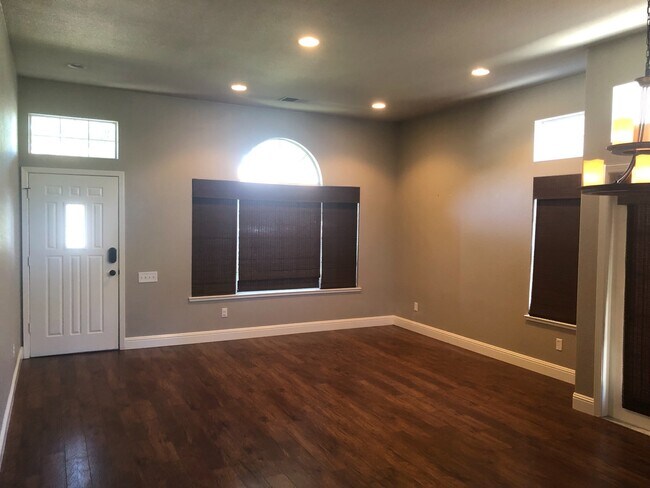 Foto del edificio - Amazing Single Story Home Located in Rosev...