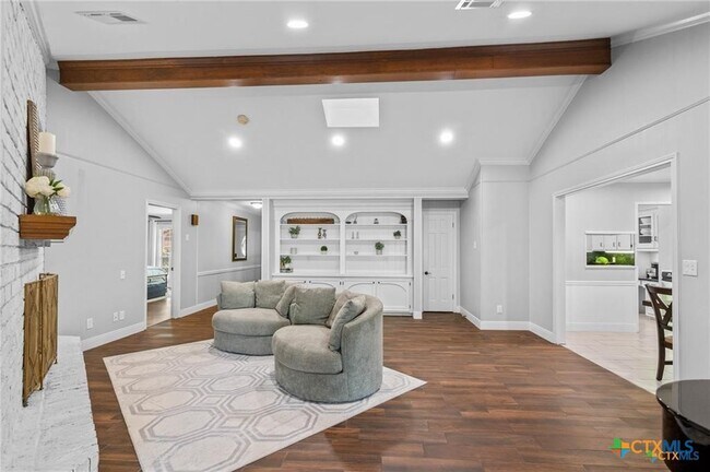 Building Photo - 6037 Country Club Dr