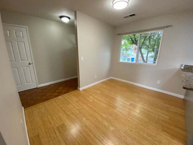 Foto del edificio - ~Super Cute 3 Bed/ 1 Bath House in Rohnert...