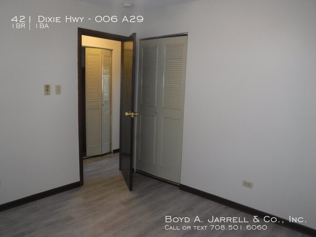 Building Photo - Quiet one bedroom, immediate occupancy