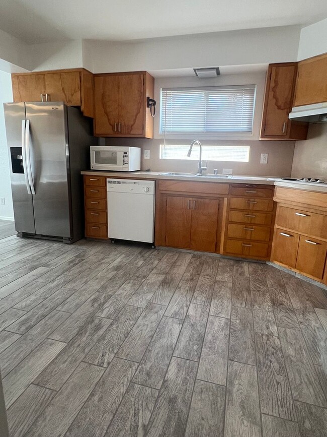 Building Photo - Large Home in North Redding - NEW flooring...