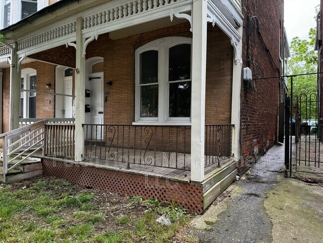 Building Photo - 504 W King St