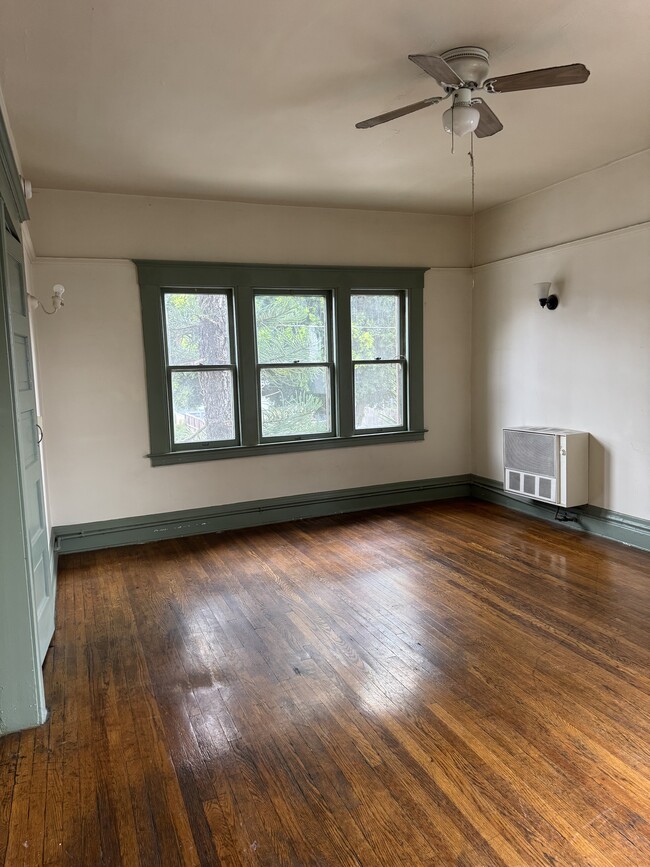 Building Photo - 1118 W 18th St