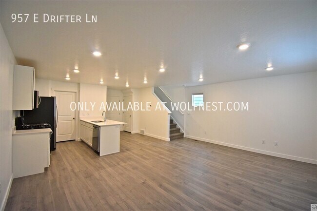 Building Photo - Stunning 3 Bed Saratoga Springs Townhome!