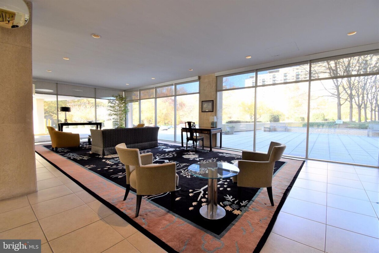 Foto principal - 10401 Grosvenor Pl