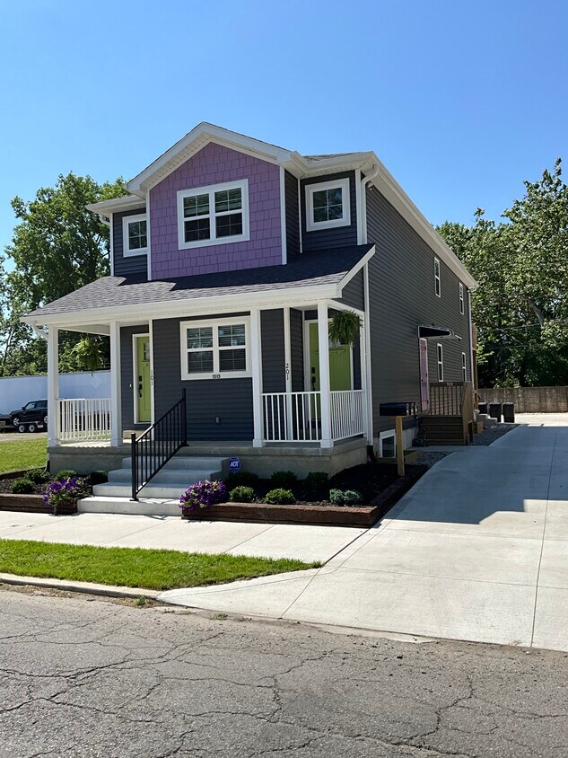 Nueva construcción - 1515 W Main St