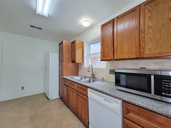 Foto del edificio - 16807 Sussex Dr