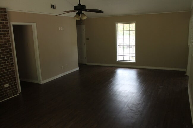 Building Photo - This well-maintained 3-bedroom, 2-bathroom home offers a comfortable and functional layout perfec...