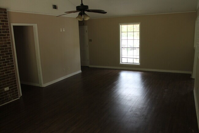 Foto del edificio - This well-maintained 3-bedroom, 2-bathroom home offers a comfortable and functional layout perfec...