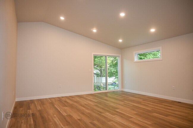 Foto del edificio - *RENT SPECIAL* Spacious 4 Bed, 2 Bath Sing...