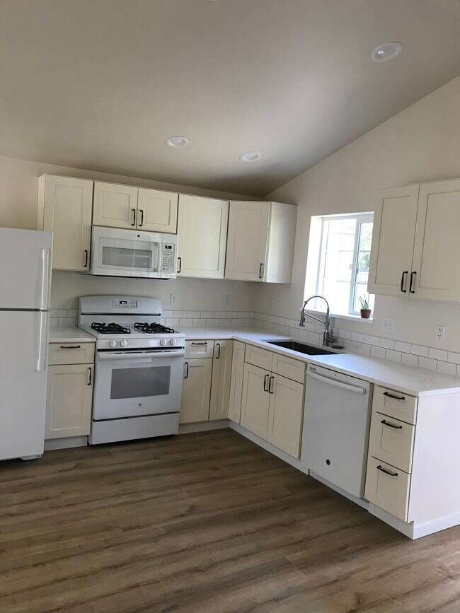 Cocina - 224 NE Jefferson St