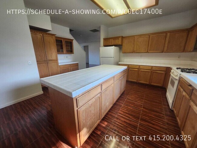 Building Photo - 3947 S Oak View St