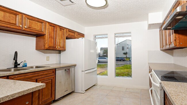 Building Photo - 10920 Village Bend Ln