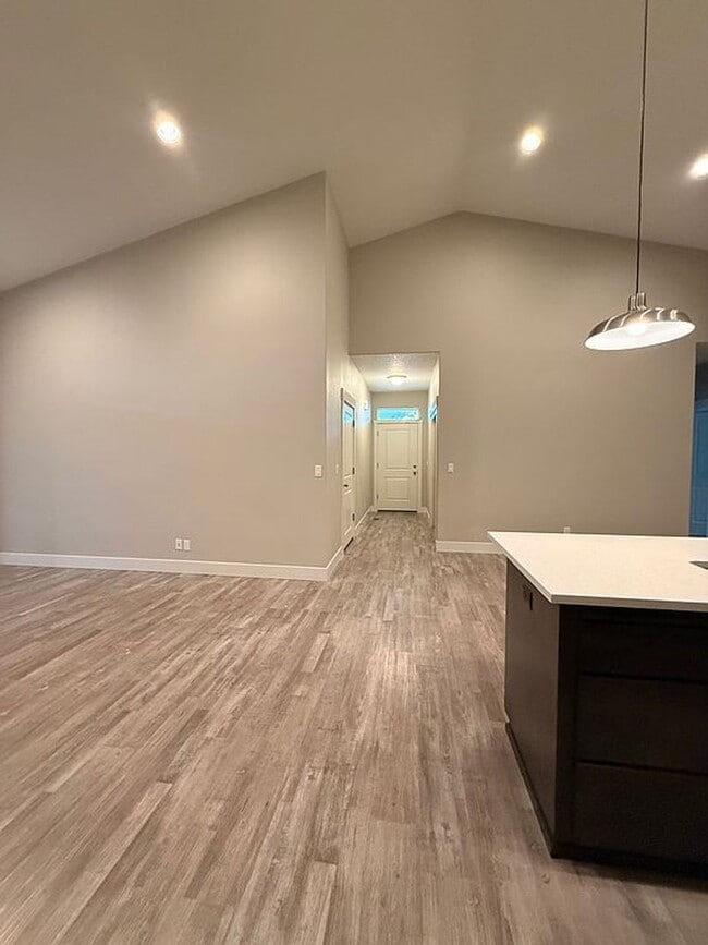 Building Photo - 321 NE Alder Wy