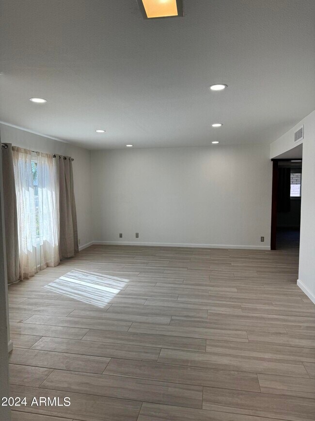 Building Photo - 7406 S Forest Ave