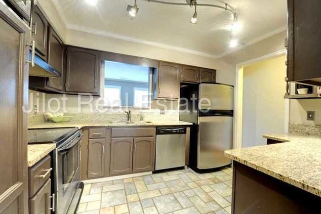 Foto del edificio - 1104 Woodbridge Hollow NE