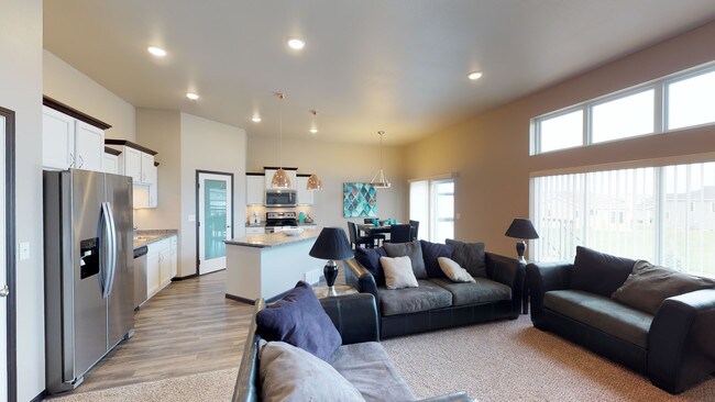 Sala de estar de tres niveles - Diamond Creek Townhomes