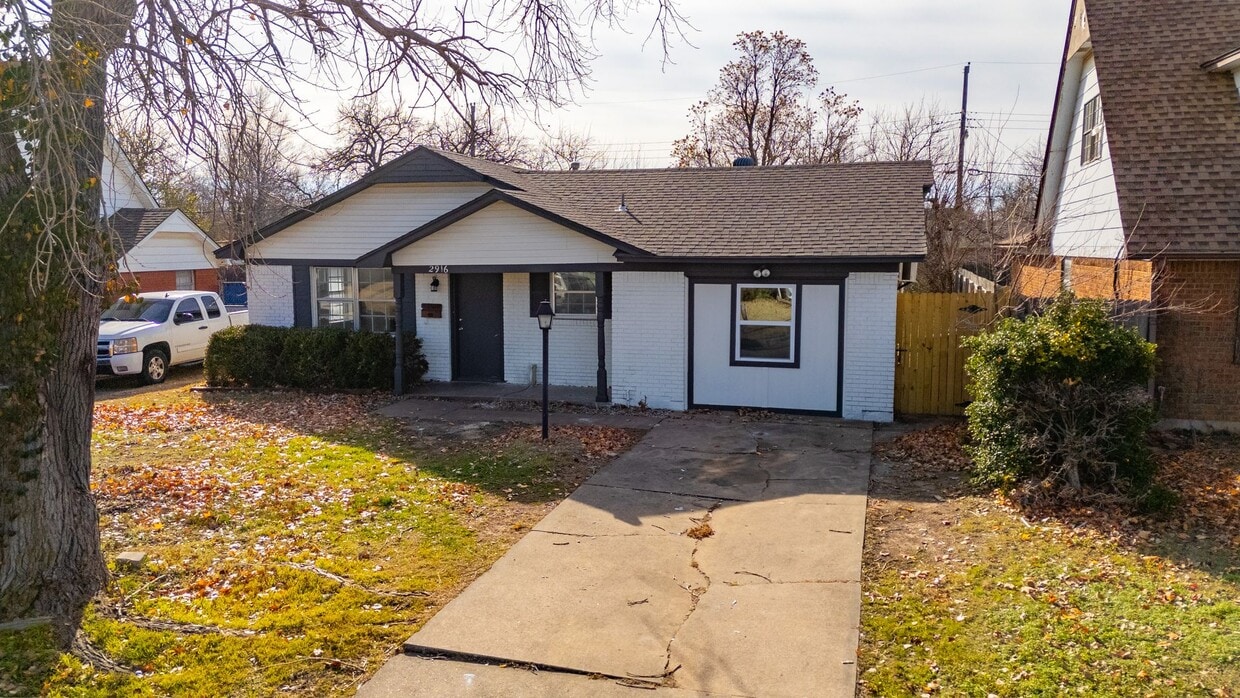 Primary Photo - 4 Bedroom Must See!!