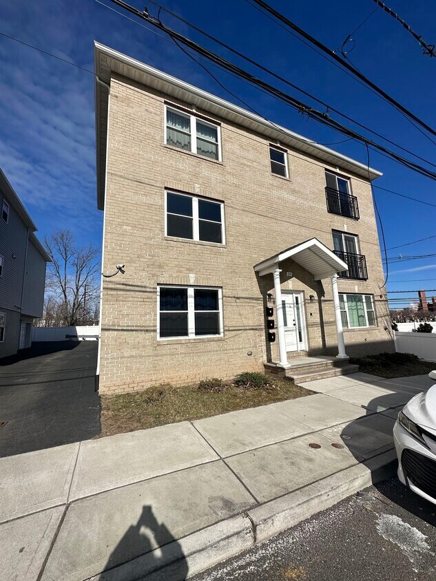 33 Garibaldi Ave, Newark, NJ 07114 Room for Rent in Newark, NJ